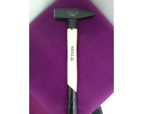 Молоток слесарный с деревянной ручкой 300гр Yato YT-4493 Молоток слесарный с деревянной ручкой 300гр Yato YT-4493